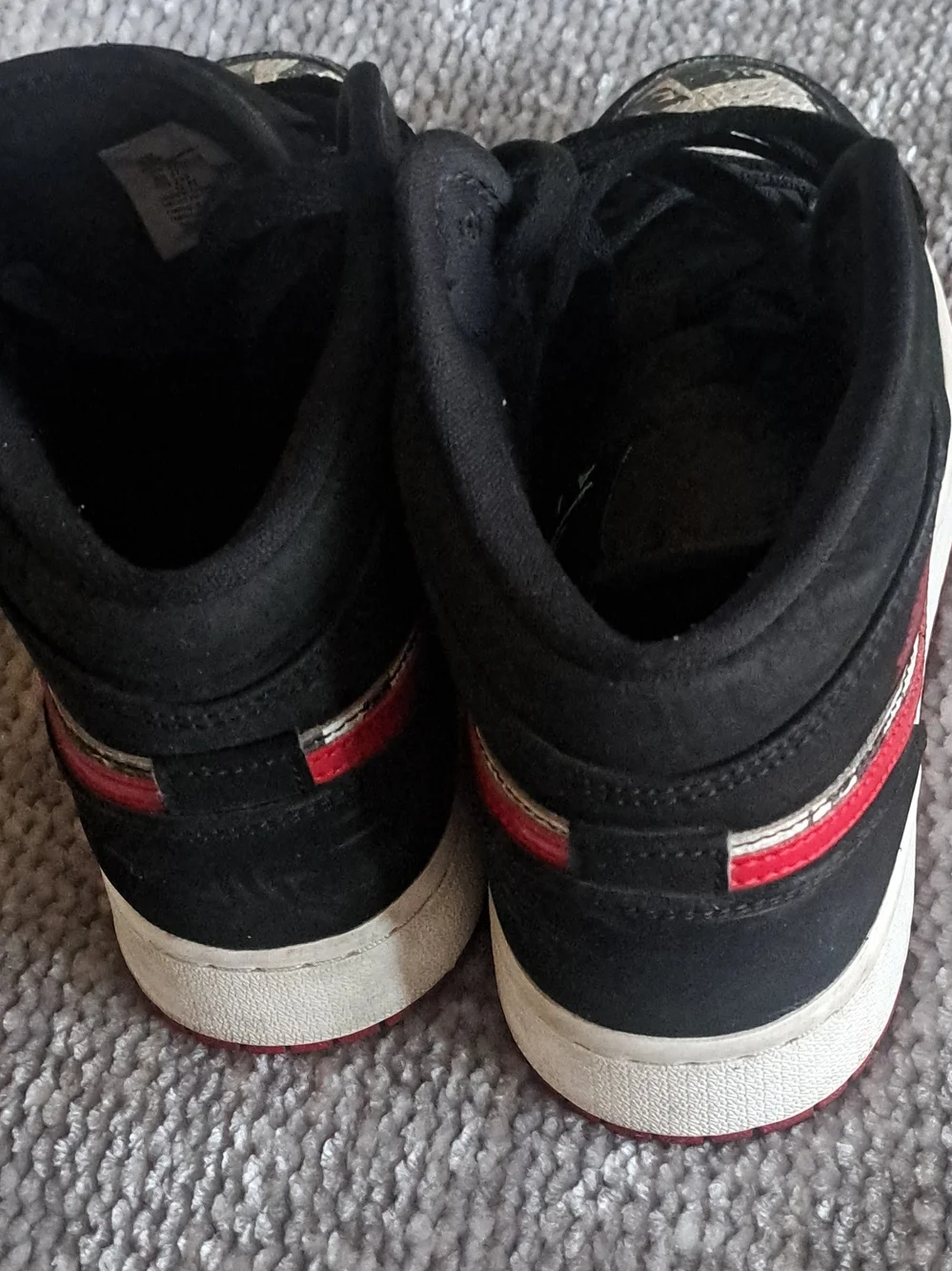 Jordan 1 Se Mid Nespaper Young Black and Red Low-Top Sneakers